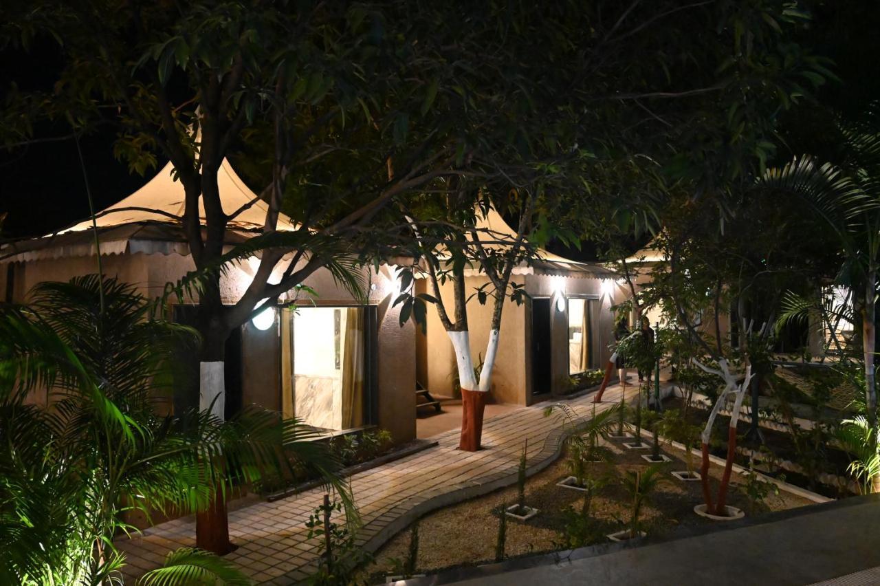 The Whispering Palms Resort Bhopal Bagian luar foto